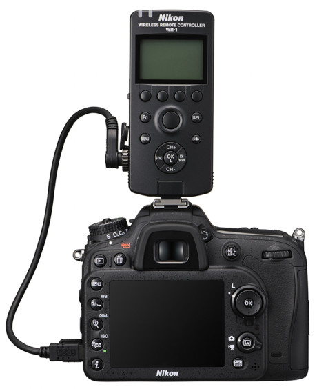 D7100 med Nikons nye fjernbetjening WR-1, som kan bruges på op til 120 m afstand og styre flere kameraer.