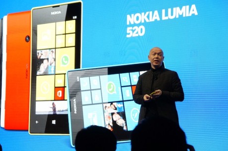 Nokias designchef, Marko Ahtisaari, præsenterer Lumia 520.