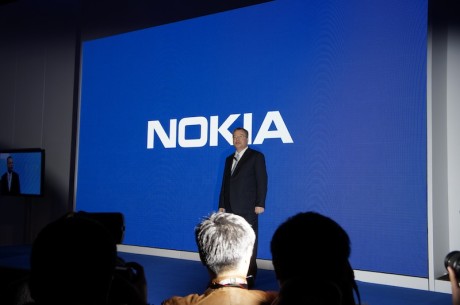 Nokias topchef, Stephen Elop, indledte pressemødet med en peptalk.