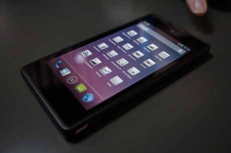 YotoPhone ser forfra ud som en helt almindelige smartphone.