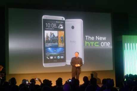 HTC's direktør, Peter Chou, ved lanceringen i London