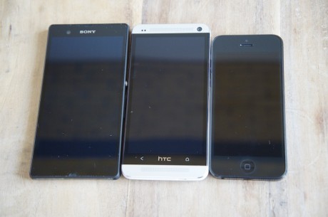 Her er HTC One i midten. Til venstre ser vi Sony Xperia Z, mens iPhone 5 ligner en lillebror til højre.