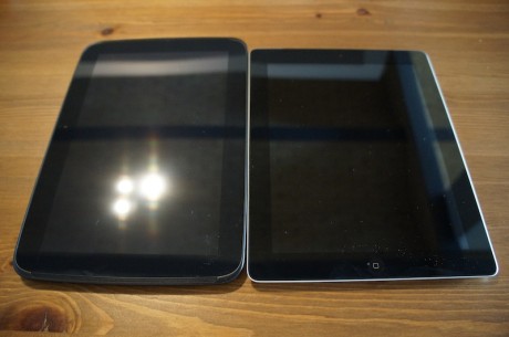To skærme med meget høj opløsning, men Google Nexus 10 til venstre vinder konkurrencen.