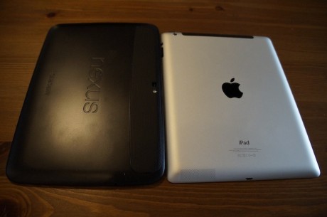Der er forskel på materialevalg og byggekvalitet mellem Google Nexus 10 og iPad 4.