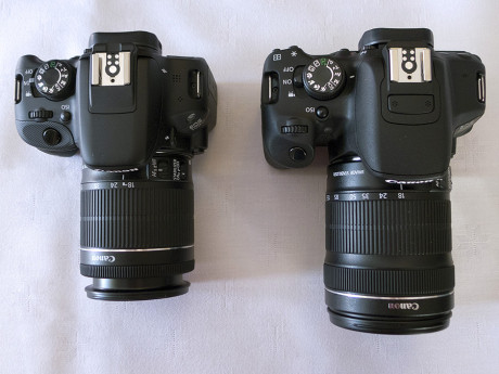 EOS 100D med 18-55mm til venstre, EOS 700D med 18-135mm til højre.