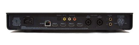Seks indgange: RCA analog, tre HDMI, S/PDIF og Toslink digital. Plus ethernetstik for netværkstilslutning og et sæt Neutrik speakON højttalerudgange.