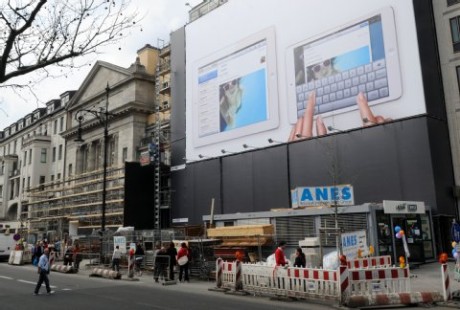 Længe var bygningen på Kurfürstendamm 26 dækket af et stillads. Det er to år siden, man hørte de første rygter om en Apple Store i Berlin.