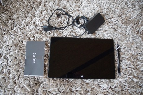 Pakken med Microsoft Surface Pro indeholder tablet-computeren, en pen, kort brugervejledning, ledning og strømforsyning.