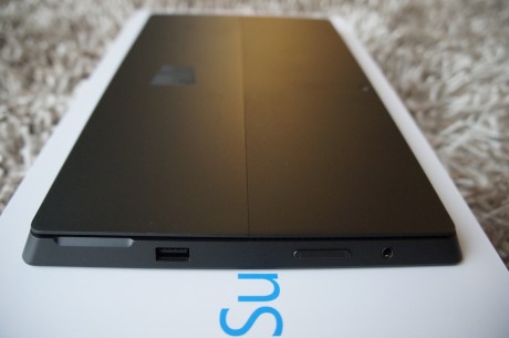 Bemærk de skrå kanter, der skal få Surface Pro til at føles tyndere end sine egentlige 13,9 mm tykkelse.