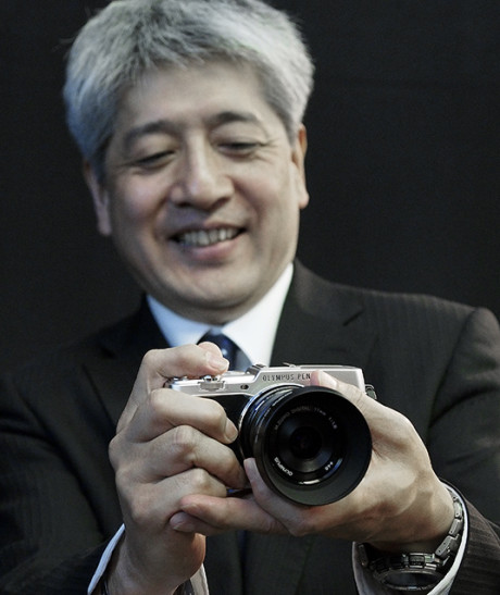 Toshiyuki Terada, Olympus´ chef for produkt- og markedsplanlægning, viser P5´s kompakte størrelse.