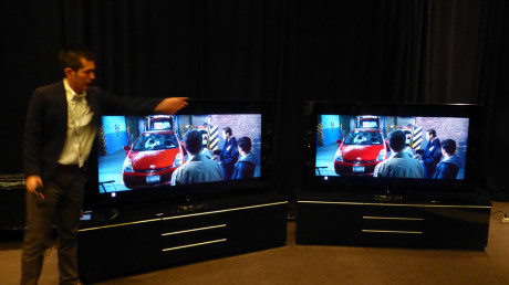 Sonys hævder, at deres nye Triluminos billledpaneler byder på en mere nuanceret farvegengivelse. Tv´et til højre har aktiveret «XV Color» farver, som åbner for et bredere farvespekter end standard HDTV. Resultatet er blandt andet dybere, mere nuancerede røde farver.