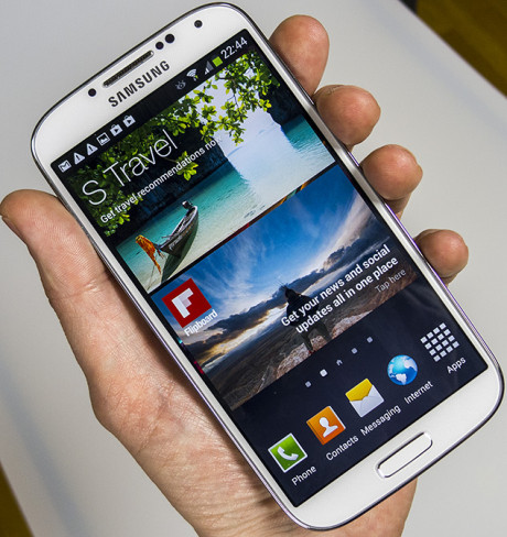 Samsung-Galaxy-S4-hand-460x488