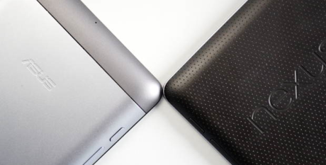 Der er også designforskelle på Google Nexus 7 og fonepad, hvis bagside er fremstillet af plastic overtrukket med et tyndt lag anodiseret aluminium.