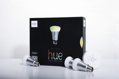 Startsæt med tre Philips Hue LED-pærer og kontrolboks.