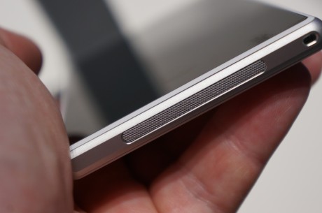 Sony har givet Xperia Z1 en ordentlig ekstern højttaler - muligvis inspireret af HTC One, omend der blot er én højttaler i bunden af Xperia Z1, så den kan altså ikke spille stereolyd med den eksterne højttaler ligesom konkurrenten.