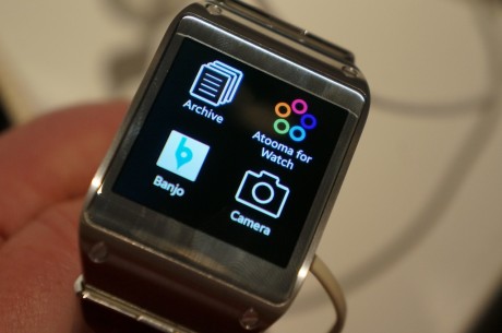 Galaxy Gear har en række apps og funktioner, som man betjener ved hjælp af touch-skærmen.