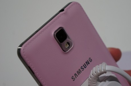 Galaxy Note 3 kommer i sort, hvid og..... pink! Læder-materialet på bagsiden er vi dog glade for.