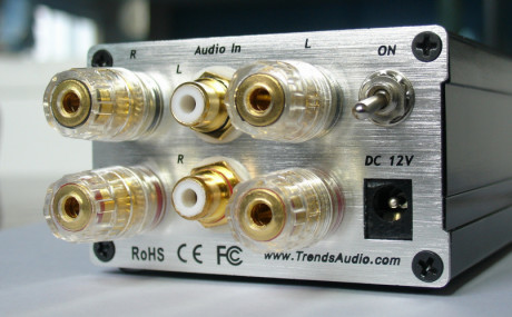 Forstærkerblok i lommestørrelse 1 Selv om forstærkeren er lille, er der blevet plads til solide højttalerterminaler.