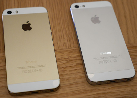 iPhone 5S i guld ved siden af iPhone 5S i sølv.
