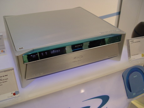 Oprindelig billedtekst: "Dette er Sonys første prototype på en discafspiller, som anvender den kommende Blu-ray-teknologi. Blu-ray-medier kan indeholde seks gange så meget information som en almindelig DVD."