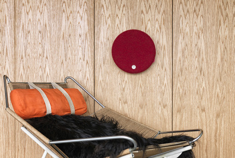 Trådløs og fleksibel højttaler fra Libratone 1 Libratone_Loop_RaspberryRed_Wall