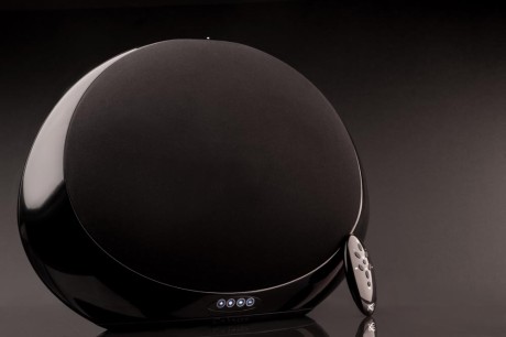 Cabasse Stream 1 kan stå, ligge eller hænges på væggen.