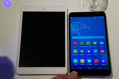 Med en skærm på 7,9" virker iPad mini på papiret ikke meget større end Huawei MediaPad X1, men når de to tablets lægges side om side, bliver forskellen meget tydeligt.