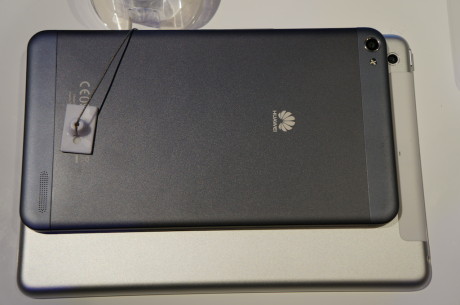 Ligesom iPad mini er Huawei  MediaPad X1 til dels fremstillet i aluminium. Men selvom Huawei-produktet også befinder sig i premiumklassen er prisforskellen til at tage og føle på. Cirka 3.000 kroner vil MediaPad X1 med 4G/LTE og 16 GB lager komme til at koste. Den tilsvarende iPad mini koster cirka 4.000 kroner.