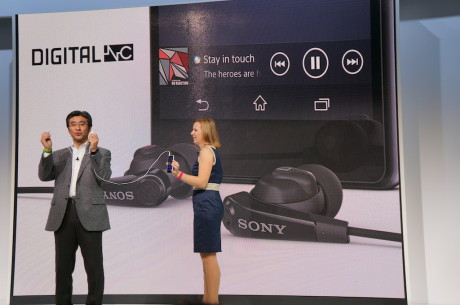 Både Xperia Z2 og Xperia Z2 Tablet kommer med støjreducerende in-ear hovedtelefoner.