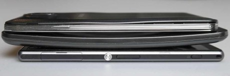 LG G Flex mellem en Samsung Galaxy Note 3 (øverst) og en Sony Xperia Z1 (nederst).