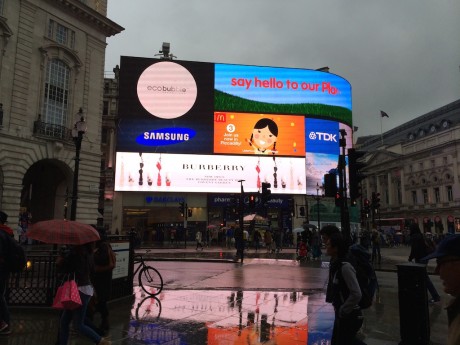 Disse to billeder taget med henholdsvis HTC One M8 (øverst) og med iPhone 5S (nederst) viser til gengæld, hvor dårligt HTC’s Ultrapixel-kamera håndterer en kraftig lyskilde som denne reklame-væg på Piccadilly Circus.