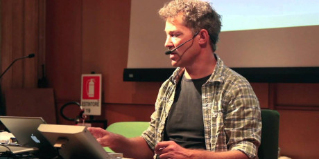 Thomas Lund fra TC Electronic forklarer på et seminar i 2011 om lydniveaukrigen som det største problem for lydkvalitet.