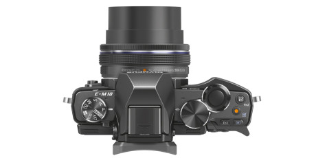 Med den nye elektroniske 14-42 mm zoom er kameraet blandt de mindste systemkameraer med indbygget søger.