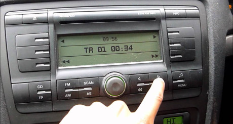 Radioen i undertegnedes Skoda er integreret i instrumentbrættet, og der er kun FM-radio.