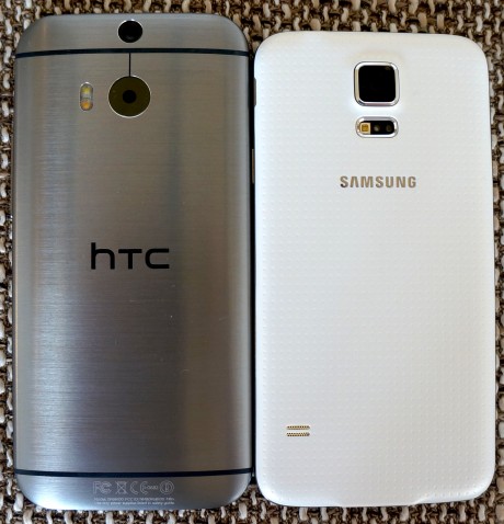 HTC One M8 (til venstre) side om side med Samsung Galaxy S5 (til højre). Kvalitetsforskellen er til at se med det blotte øje.