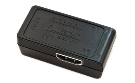 En HDMI-CEC adapter er et lille stykke plastic, der sættes imellem computeren og fladskærmen/receiveren og gør XBMC i stand til at modtage kommandoer fra en helt almindelig fjernbetjening. 