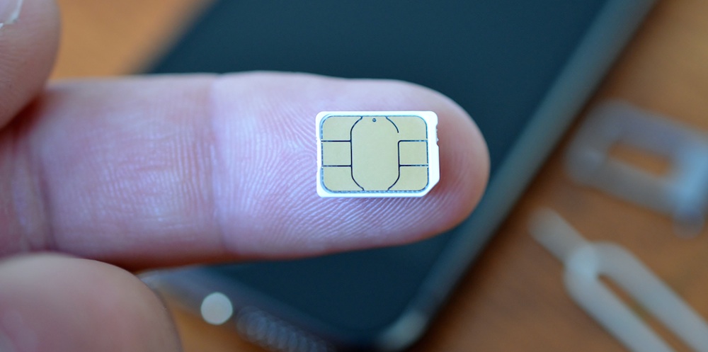 Japanere tager SIM-kortet ud af mobilen