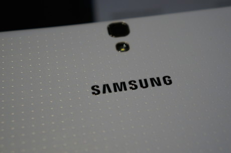 Bagsiden er fremstillet af samme materiale med struktur-mønster som bagsiden på Samsung Galaxy S5.