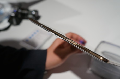 Galaxy Tab S måler blot 6,6 mm og kommer dermed meget tæt på Sonys Xperia Z2 Tablet, der måler 6,4 mm.