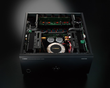 Effektforstærkeren MX-A5000 er symmetrisk opbygget. Konstruktionen sidder i et H-formet chassis for at få bedst mulig vibrationsdæmpning. 