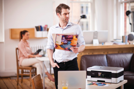 Hjemme-blækprinter til store armbevægelser 1 Brother_123942_MFC_J4620DW_milj_foto_2