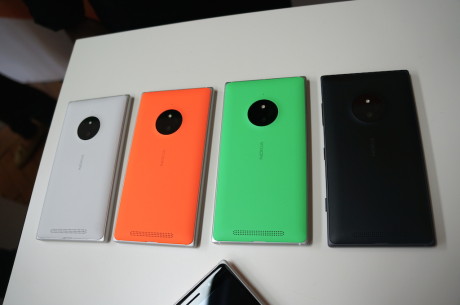 Nokia Lumia 830 fås i farverne grøn, orange, hvid og mørk grå.