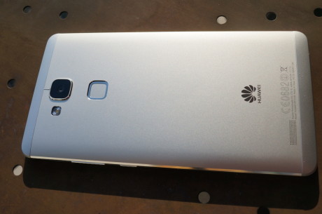 Ligesom på HTC One Max sidder fingeraftrykslæseren på bagsiden af Huawei Ascend Mate 7.