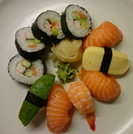 Sushi fanget i god belysning.