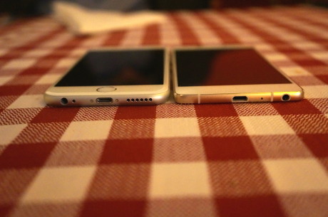 Kazam Tornado 348 ved siden af den nye iPhone 6 (til venstre). Tornado 348 er med sine 5,15 mm en del tyndere end den nyeste iPhone.