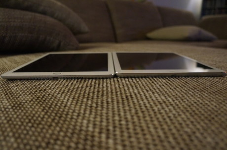 iPad Air 2 (til venstre) er med sine 6,1 mm en del slankere end forgængeren (til højre), der måler “hele” 7,5 mm i tykkelsen.