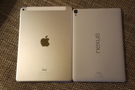 iPad Air 2 og Nexus 9 har samme skærmformat og på afstand ligner de hinanden til forveksling.