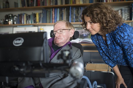 rofessor Stephen Hawking sammen med Intel Principal Engineer Lama Nachman.