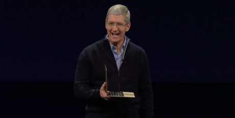 Apple-chef Tim Cook er stolt af den nye MacBook, som er første computer på markedet med det nye USB-C-stik.