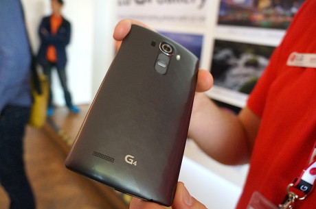 Her er det LG G4 med "keramisk" plastic-cover i farven Metallic Grey.